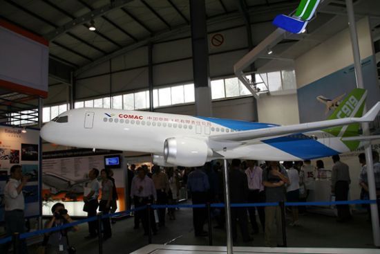 資料圖:國產(chǎn)C919大飛機(jī)模型